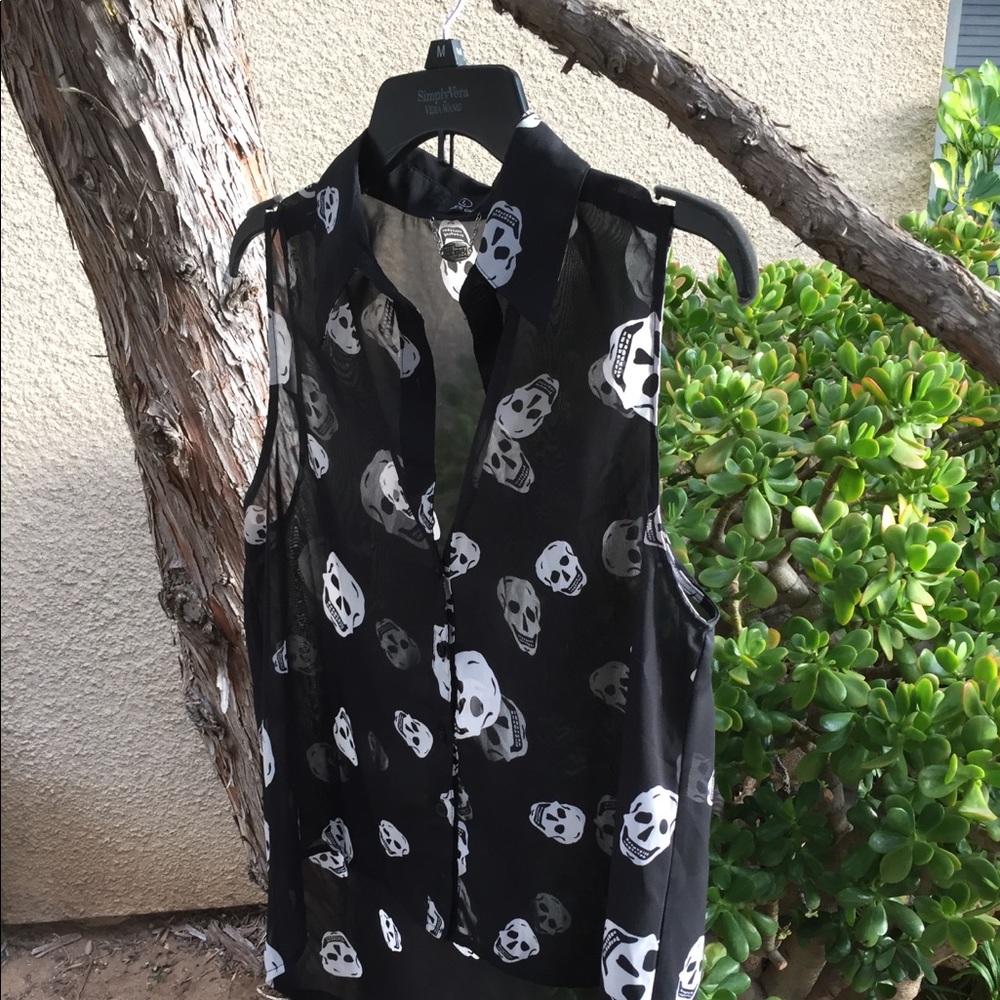 Skull shirt. Size Large. Halloween theme.